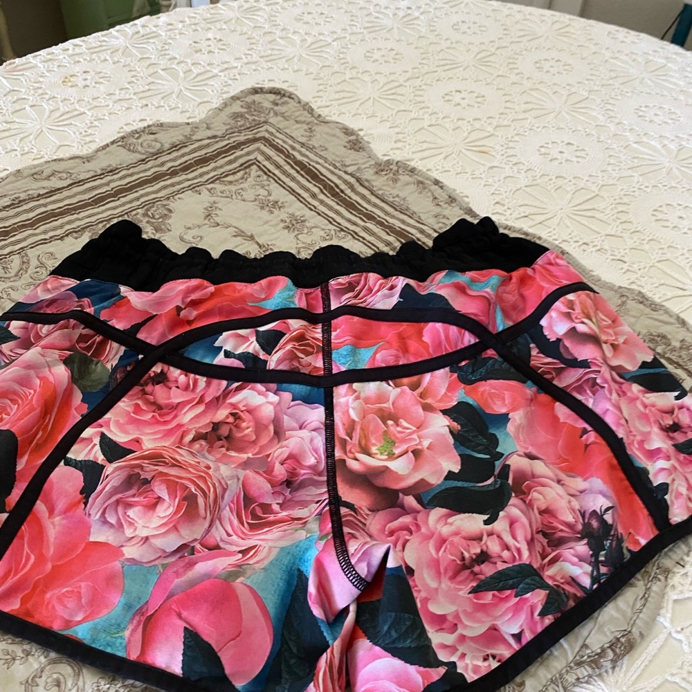 2 piece set. Lululemon Secret Garden / Black set - shorts and tank top